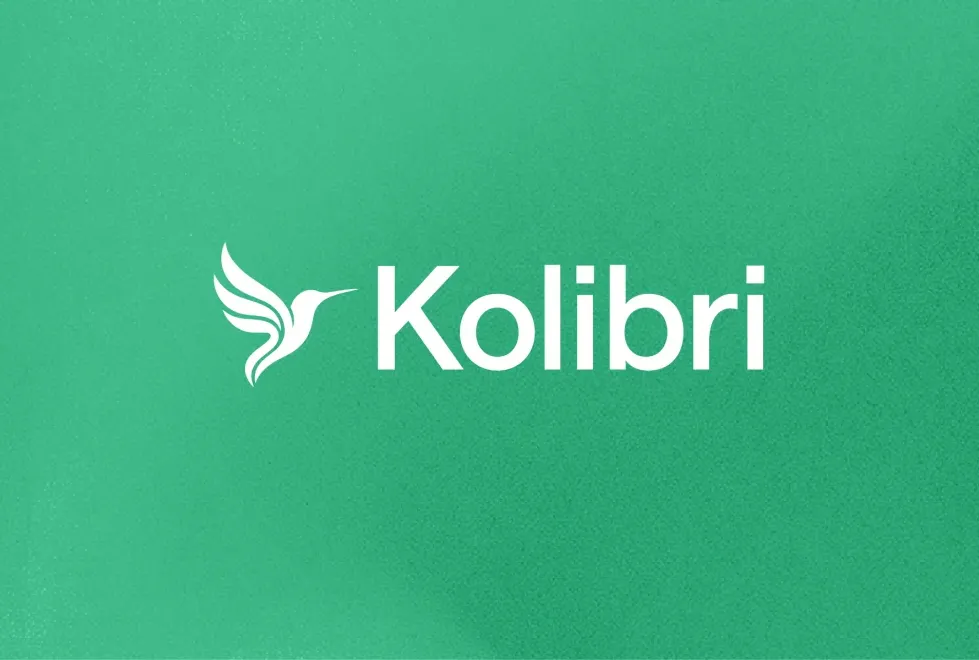 Grüner Farbverlauf mit dem weißen Kolibri-Logo und Schriftzug in der Mitte, links und rechts von dünnen, gestuften Linien eingerahmt